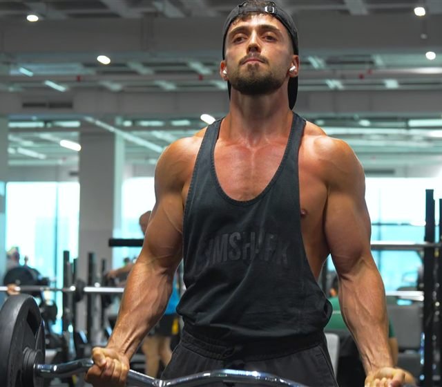 Martín entrenando con barra en el gimnasio
