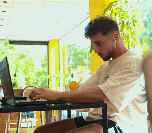 Martín revisando el progreso de un cliente en el ordenador