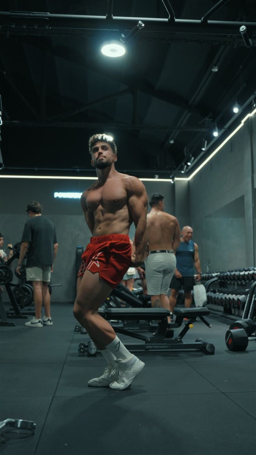 Martín entrenando hipertrofia en el gimnasio